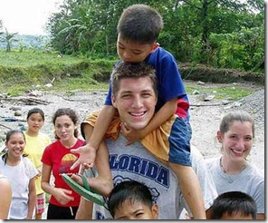 堤博不時前往菲律賓孤兒院短宣，與孩子們有良好的互動。
