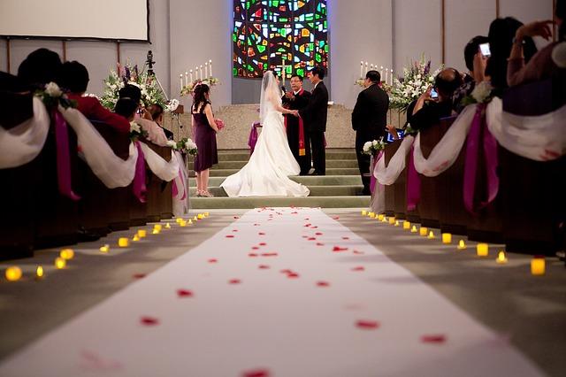 為什麼婚禮的時候，新郎新娘要從會眾的中間走過?
